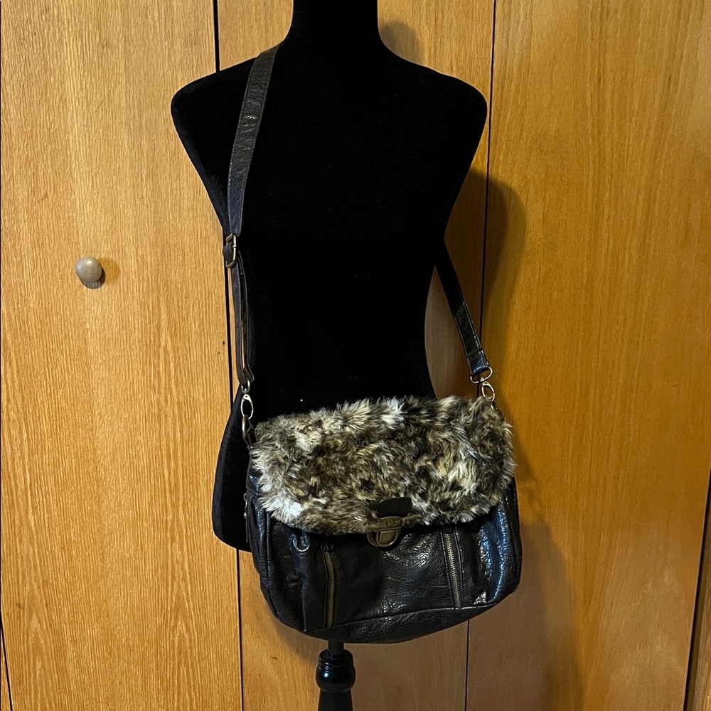 Brown purse with faux fur trim magnetic latch multiple zippers 13 x 10.